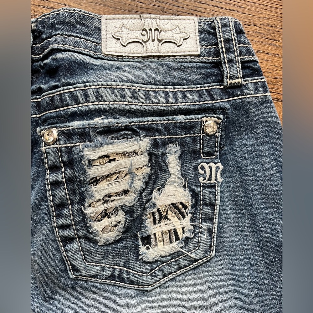 Misss Me Low Rise Signature Straight Jeans. Size 30. Inseam 31.5